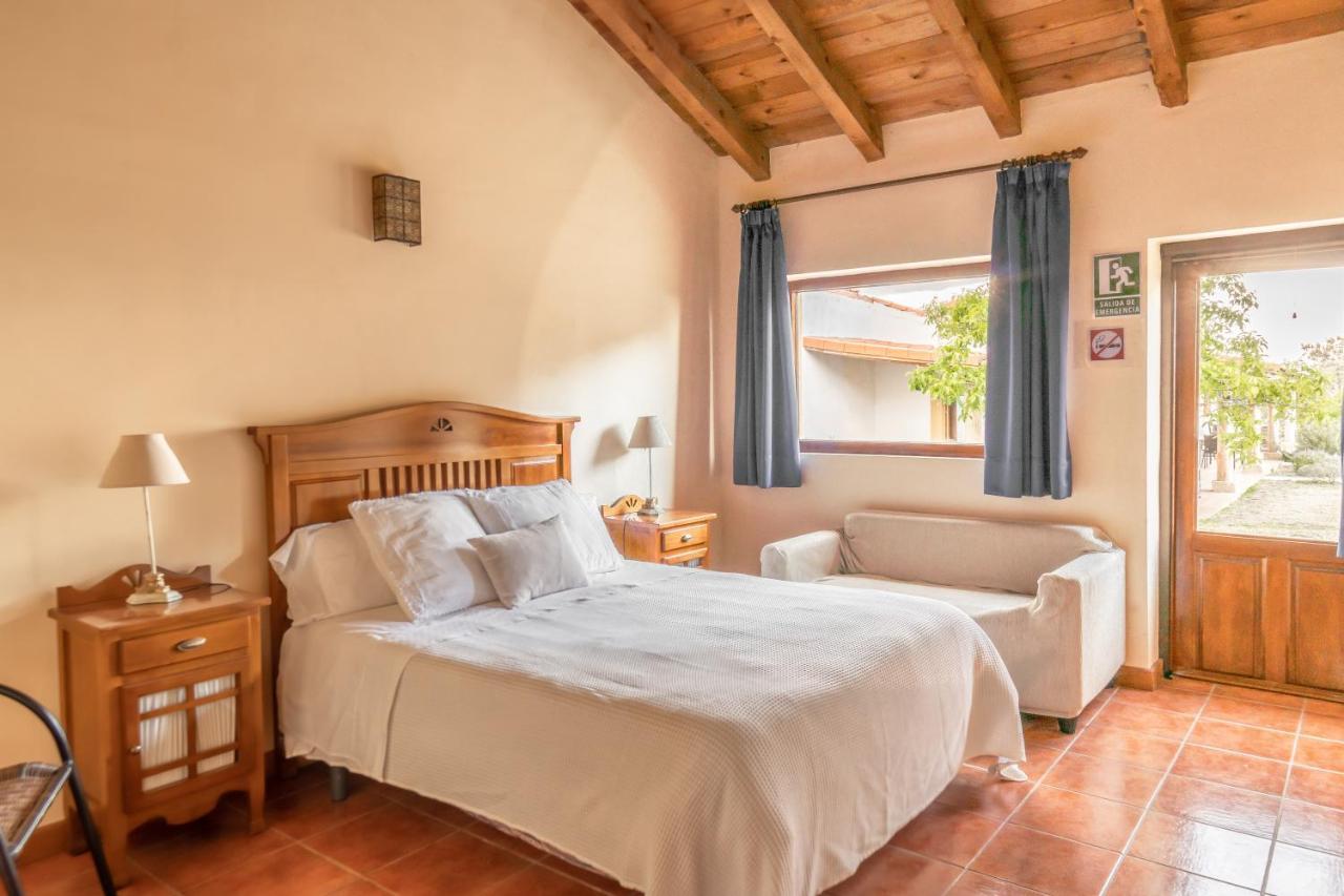 Eco-Lodge En La Reserva Privada Campanarios De Azaba - Proyecto De Conservacion Espeja Eksteriør bilde